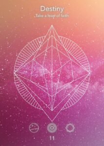 Geometrisches Schicksalssymbol mit kosmischem Hintergrund und einem Farbverlauf aus rosa und violetten Tönen, der für Führung und spirituelle Erkenntnis steht.