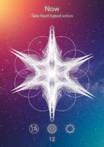 Geometrische ster design met ingewikkelde lijnen en hemelse achtergrond, met het woord 'Now' en symbolen eronder, ideaal voor spirituele thema's.