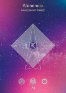 Grafik design mit dem Wort "Aloneness" und einem geometrischen Muster mit kosmischem Hintergrund, das Selbstliebe und Selbstbeobachtung fördert.