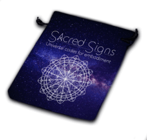 Bolsa con cordón de Signos Sagrados con un mandala design y fondo cósmico, ideal para llevar objetos personales o accesorios de yoga.