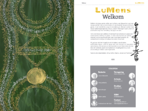 Willkommensseite von LuMens mit aufwendigen designs- und dekorativen Elementen, die eine Mischung aus Kunst und Text darstellen.