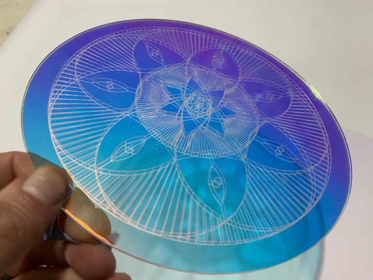 Farbenfroher, geometrischer Acrylteller mit verschlungenem Mandala design, mit einem Farbverlauf von Blau zu Lila und detaillierter Linienführung.