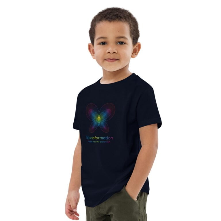 Camiseta infantil negra con una colorida mariposa design y la palabra "Transformación" impresa, adecuada para llevar con ropa informal.