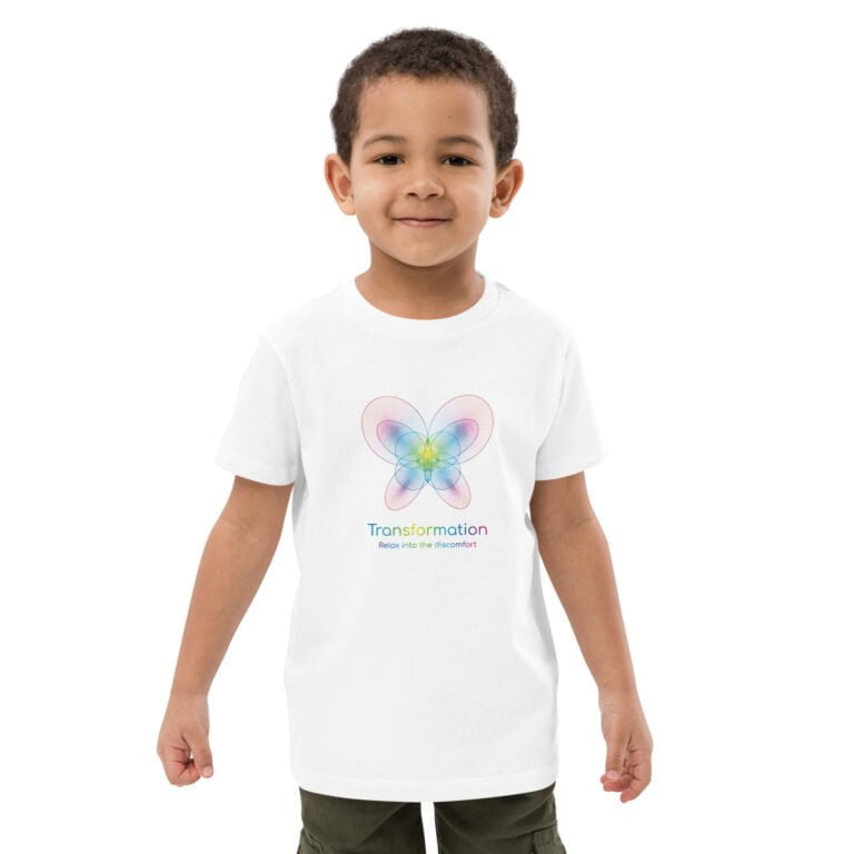 Camiseta infantil blanca con una colorida transformación design con un motivo de mariposa y la palabra "Transformación" debajo.