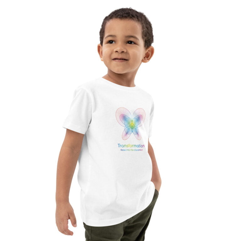 Camiseta infantil blanca con un colorido gráfico de transformación y la palabra "Transformación" en colores vibrantes.